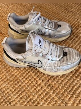 Nike V2K Run Summit White Metallic Silver Women’s 10 / Men’s 8.5 great condition